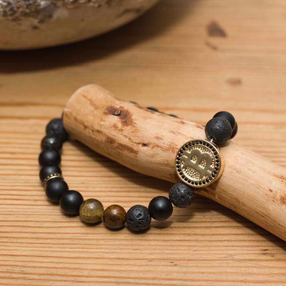 Herrenarmband mit Lavastein, Onyx und Pietersit – veredelt mit Bitcoin-Goldperle und schwarzen Zirkonia. Symbol für Stil & Erfolg.