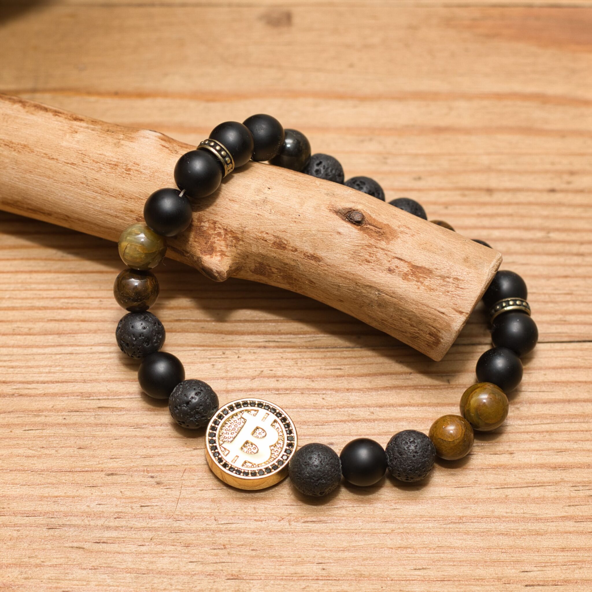 Herrenarmband mit Lavastein, Onyx und Pietersit – veredelt mit Bitcoin-Goldperle und schwarzen Zirkonia. Symbol für Stil & Erfolg.