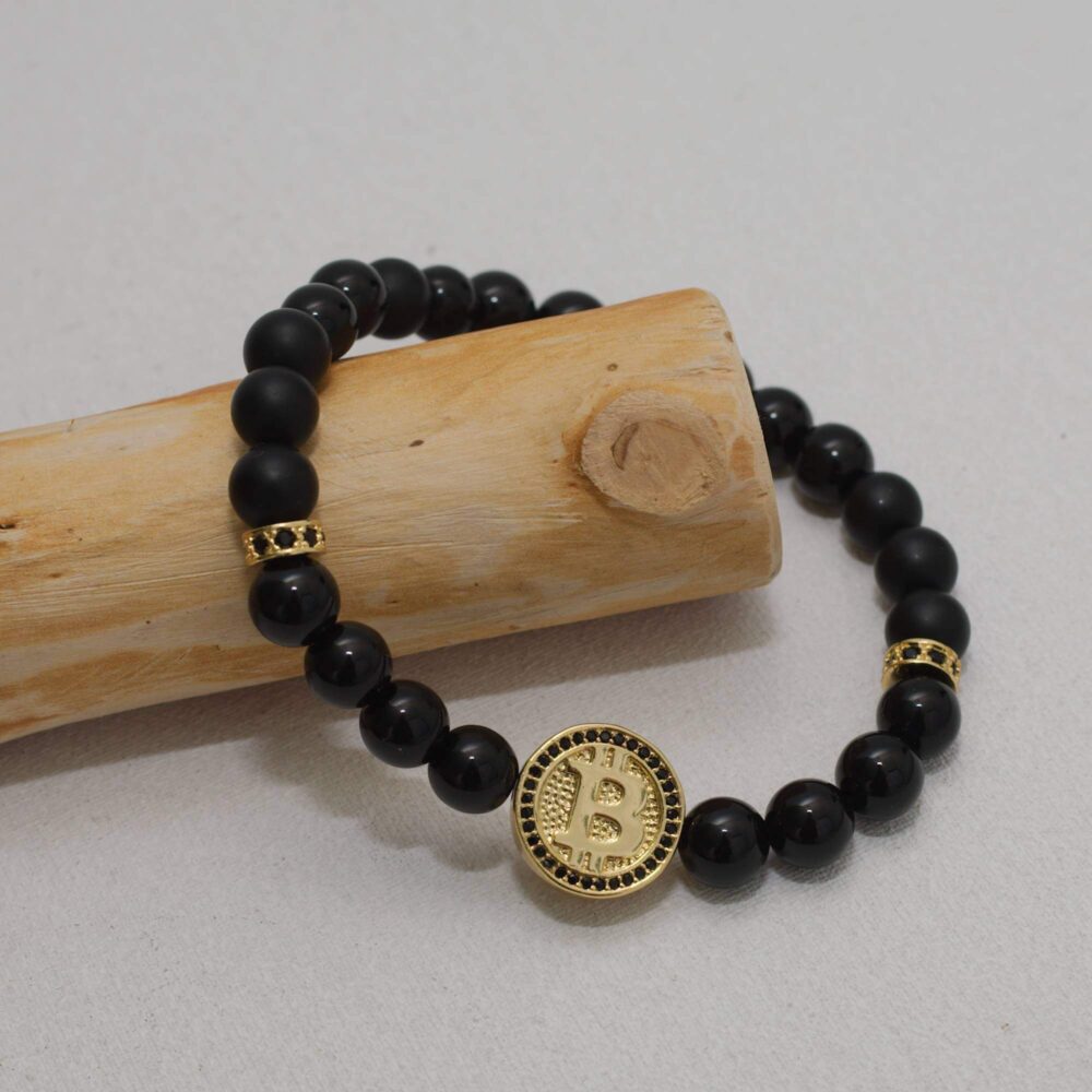 Luxuriöses Bitcoin Armband aus schwarzem Achat & Onyx mit vergoldeten Perlen und Zirkonia.
