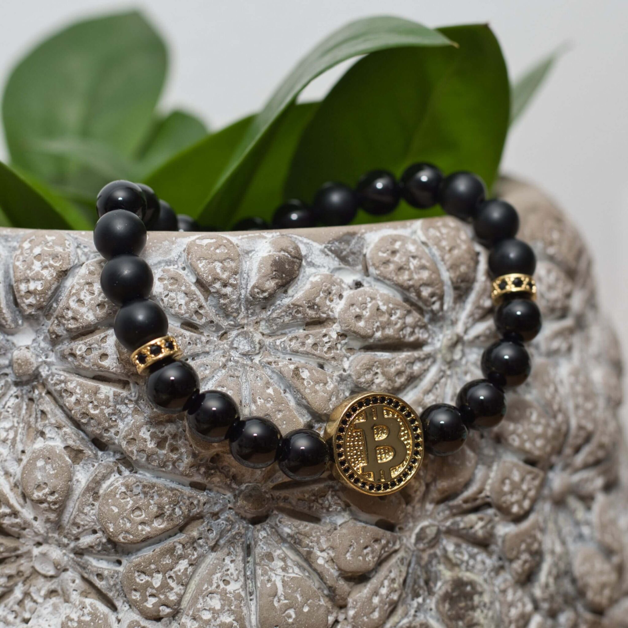 Luxuriöses Bitcoin Armband aus schwarzem Achat & Onyx mit vergoldeten Perlen und Zirkonia.