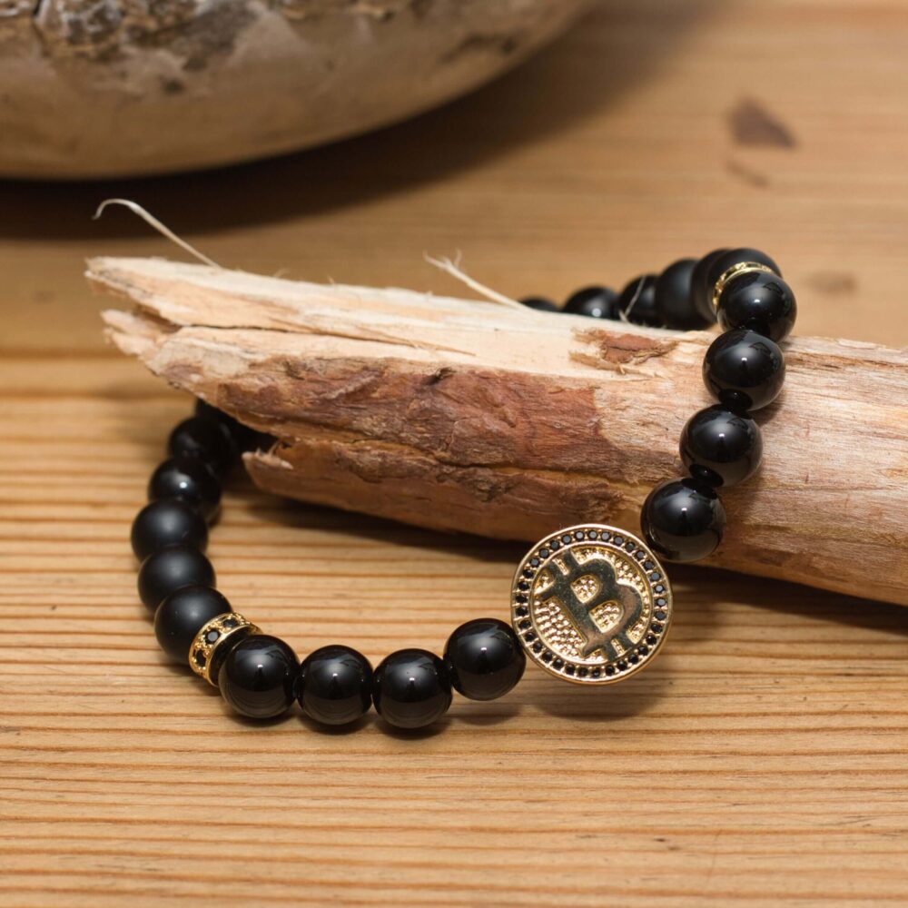 Luxuriöses Bitcoin Armband aus schwarzem Achat & Onyx mit vergoldeten Perlen und Zirkonia.