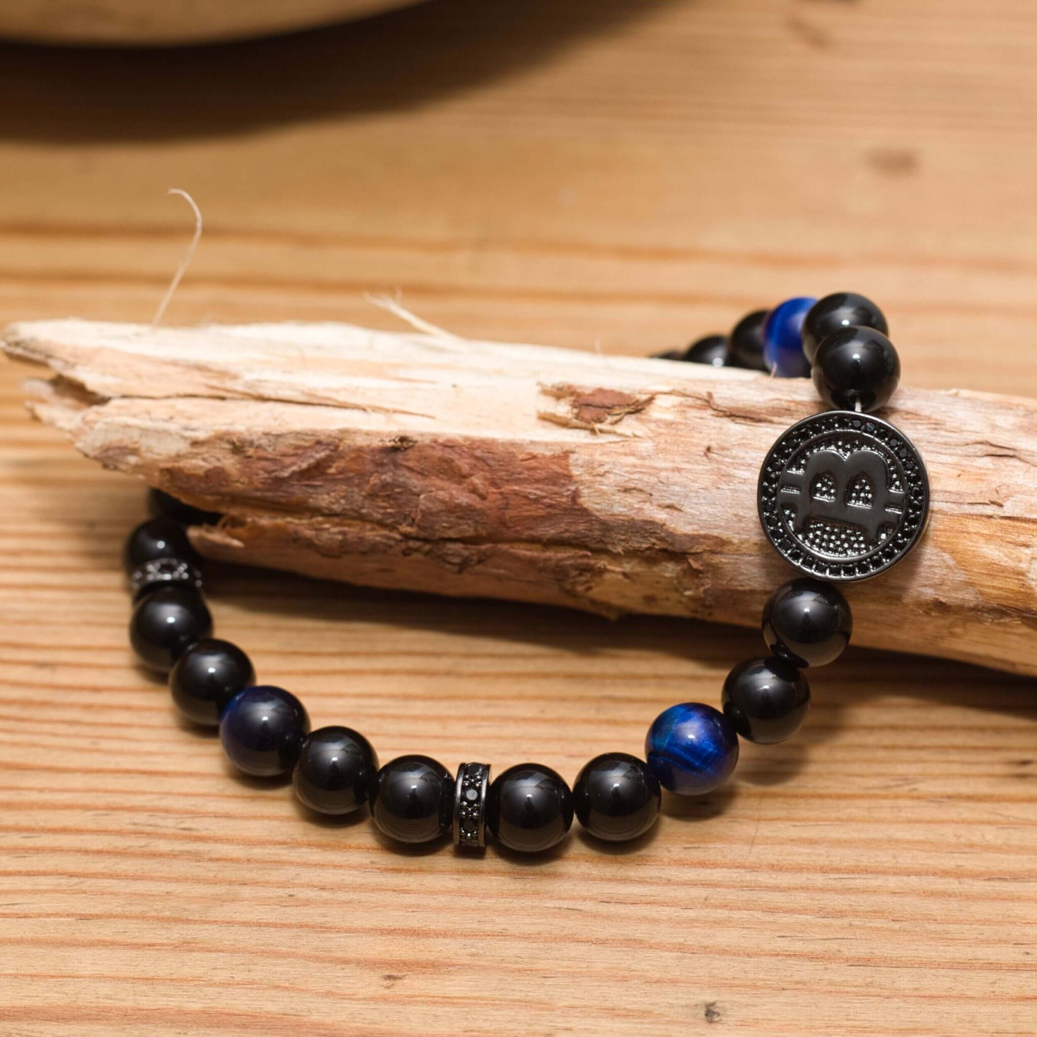 Bitcoin Armband aus schwarzem Achat & blauem Tigerauge mit schwarzen Zirkonia-Perlen. Krypto Schmuck für Trader & Bitcoin Liebhaber.