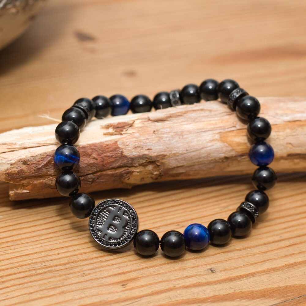 Bitcoin Armband aus schwarzem Achat & blauem Tigerauge mit schwarzen Zirkonia-Perlen. Krypto Schmuck für Trader & Bitcoin Liebhaber.