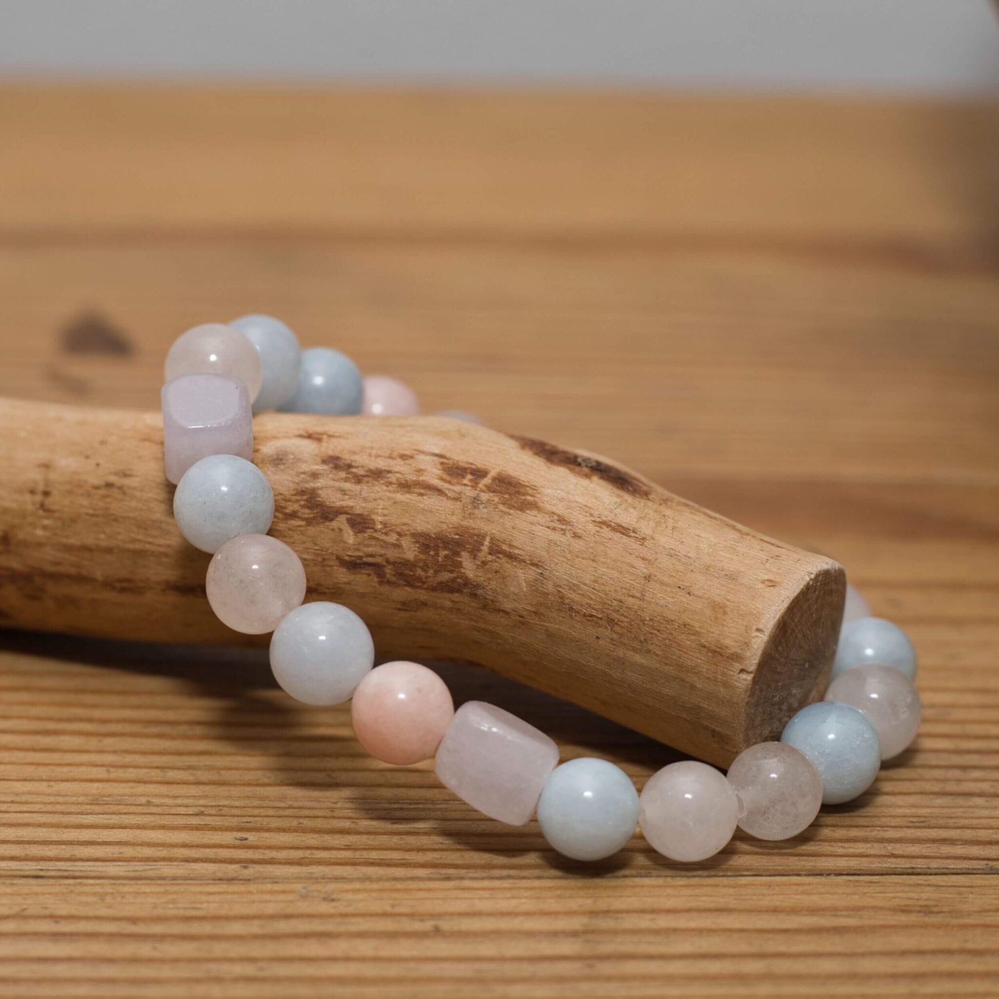 Pastellarmband aus Morganit, Aquamarin und Rosenquarz – feminin, elegant und unschuldig