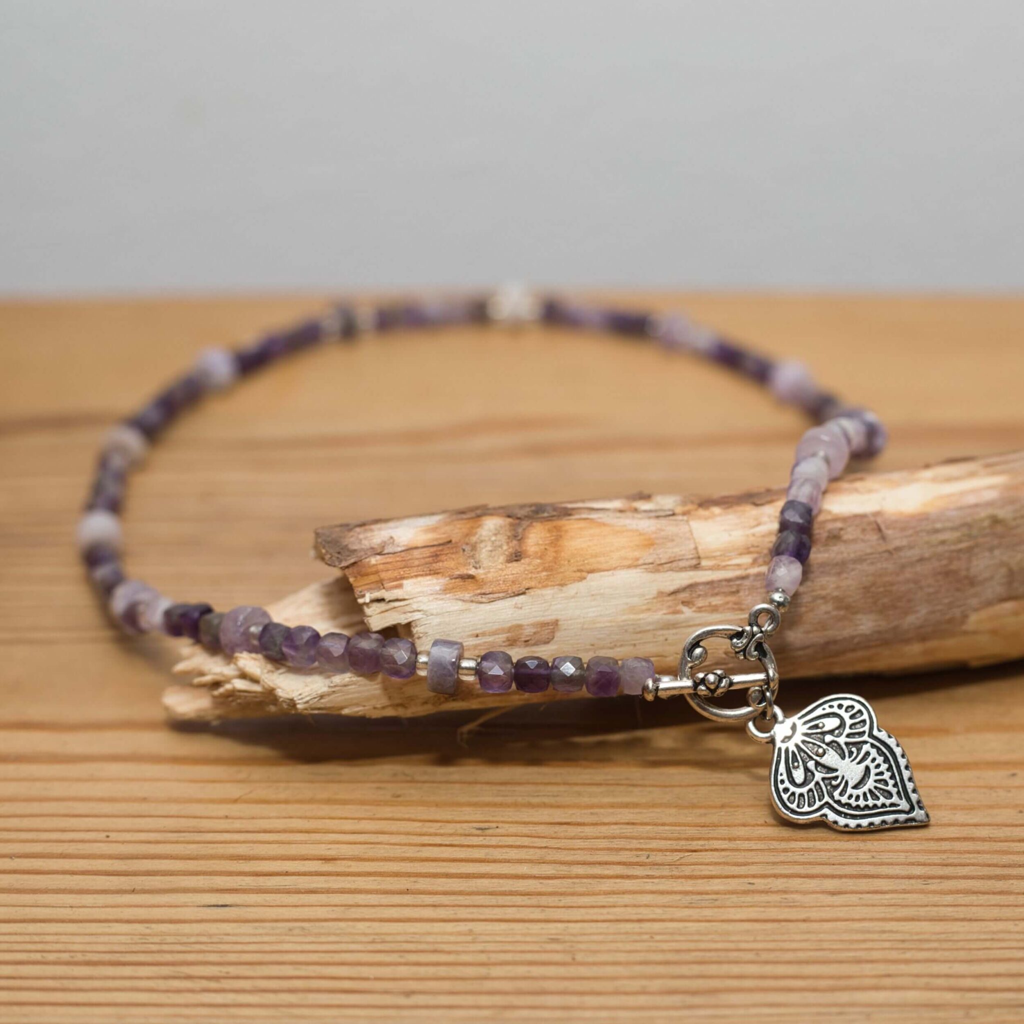 Elegante Amethystkette mit natürlichen Edelsteinperlen, Tierracast-Toggle-Verschluss und Anhänger – stilvolles Accessoire für jeden Anlass.