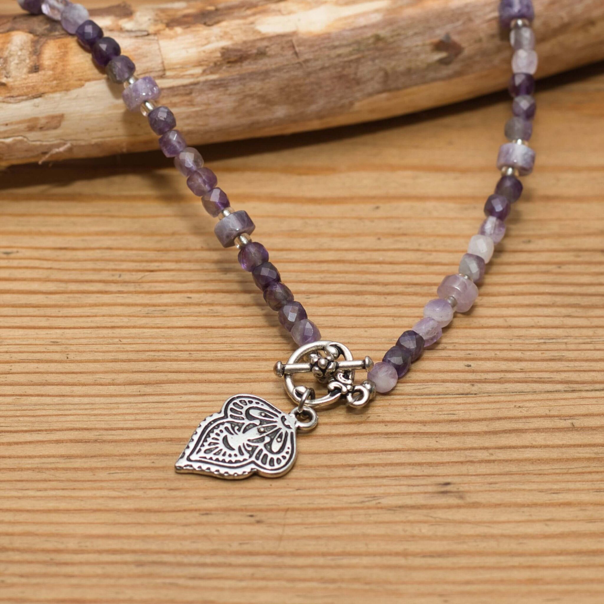 Elegante Amethystkette mit natürlichen Edelsteinperlen, Tierracast-Toggle-Verschluss und Anhänger – stilvolles Accessoire für jeden Anlass.
