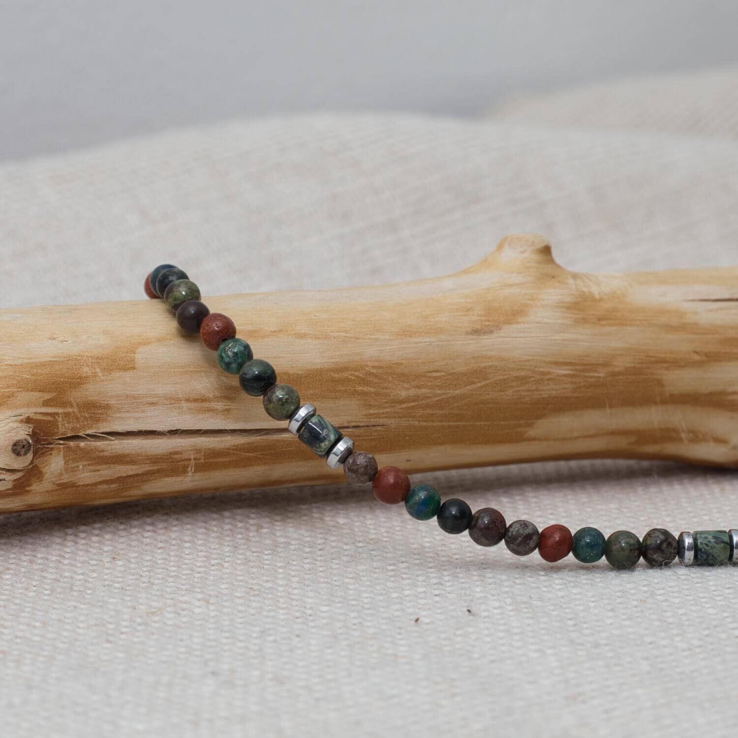 Unisex-Halskette Korallenriff aus 4 mm Mineralperlen wie Achat, Brown Snowflake Obsidian, Jaspis, Lapis Lazuli, Bronzit und Hämatit.