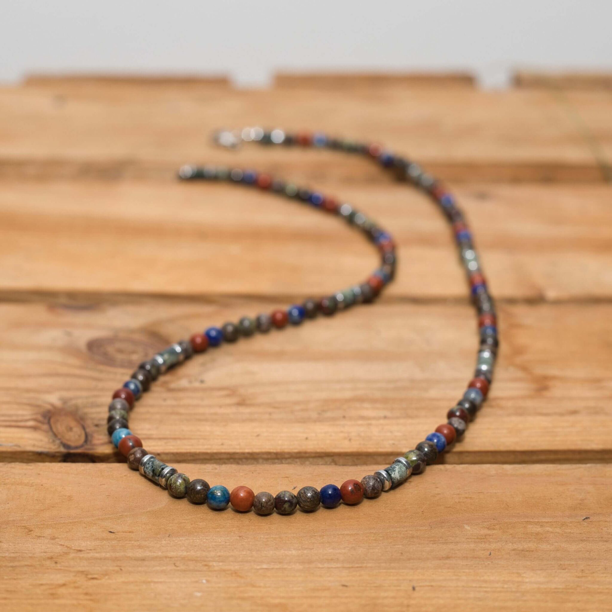 Unisex-Halskette Korallenriff aus 4 mm Mineralperlen wie Achat, Brown Snowflake Obsidian, Jaspis, Lapis Lazuli, Bronzit und Hämatit.