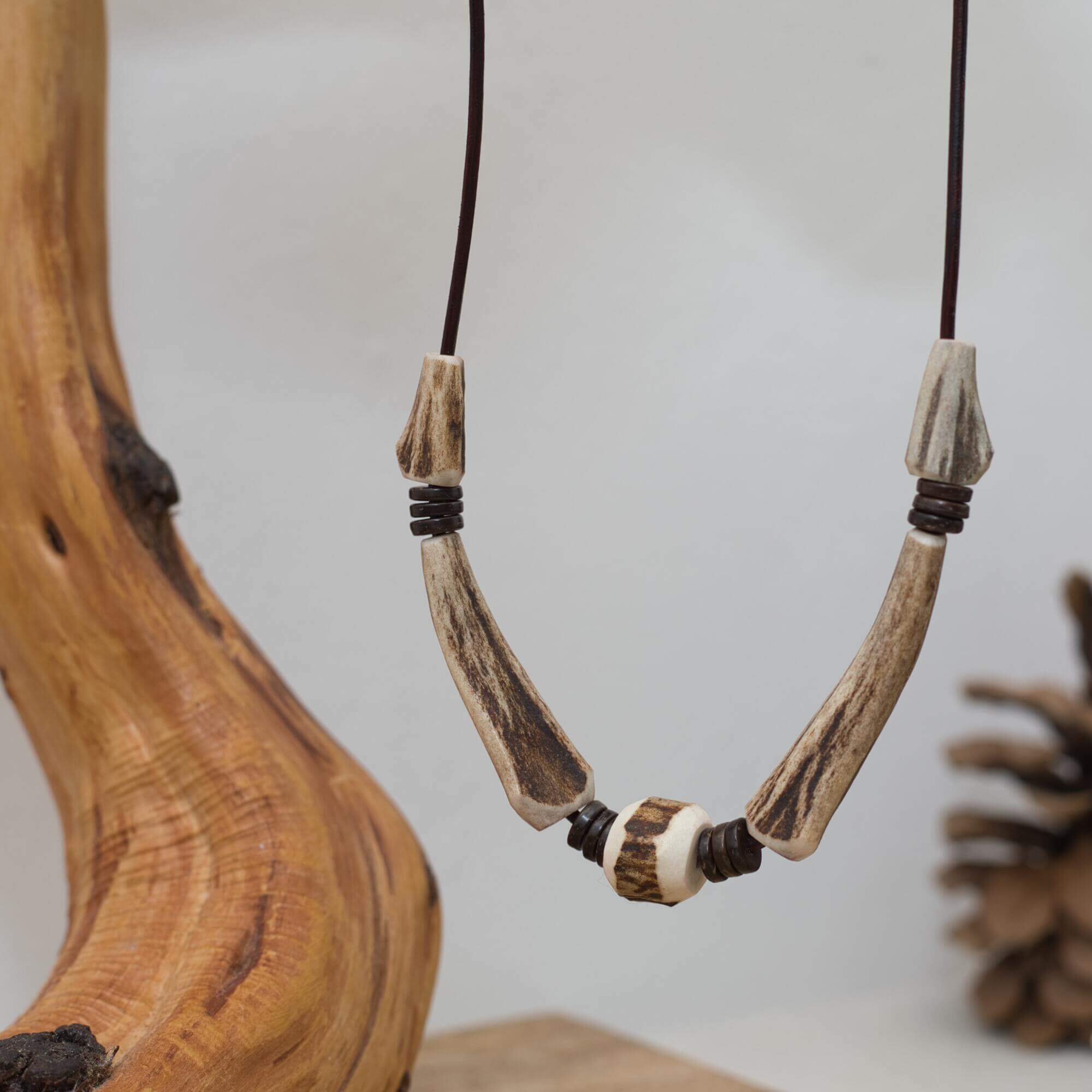 Herrenhalskette aus echtem Geweih mit Lederkordel und Kokosperlen – natürlich, robust und ein Symbol für Individualität und Naturverbundenheit.