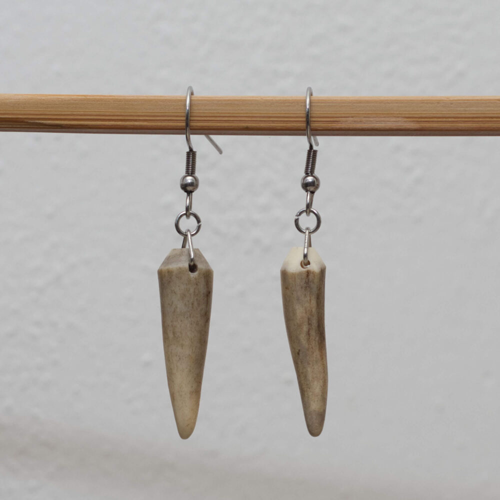 Hängeohrringe mit Geweihspitzen und Edelstahl, handgefertigt, elegant und einzigartig.