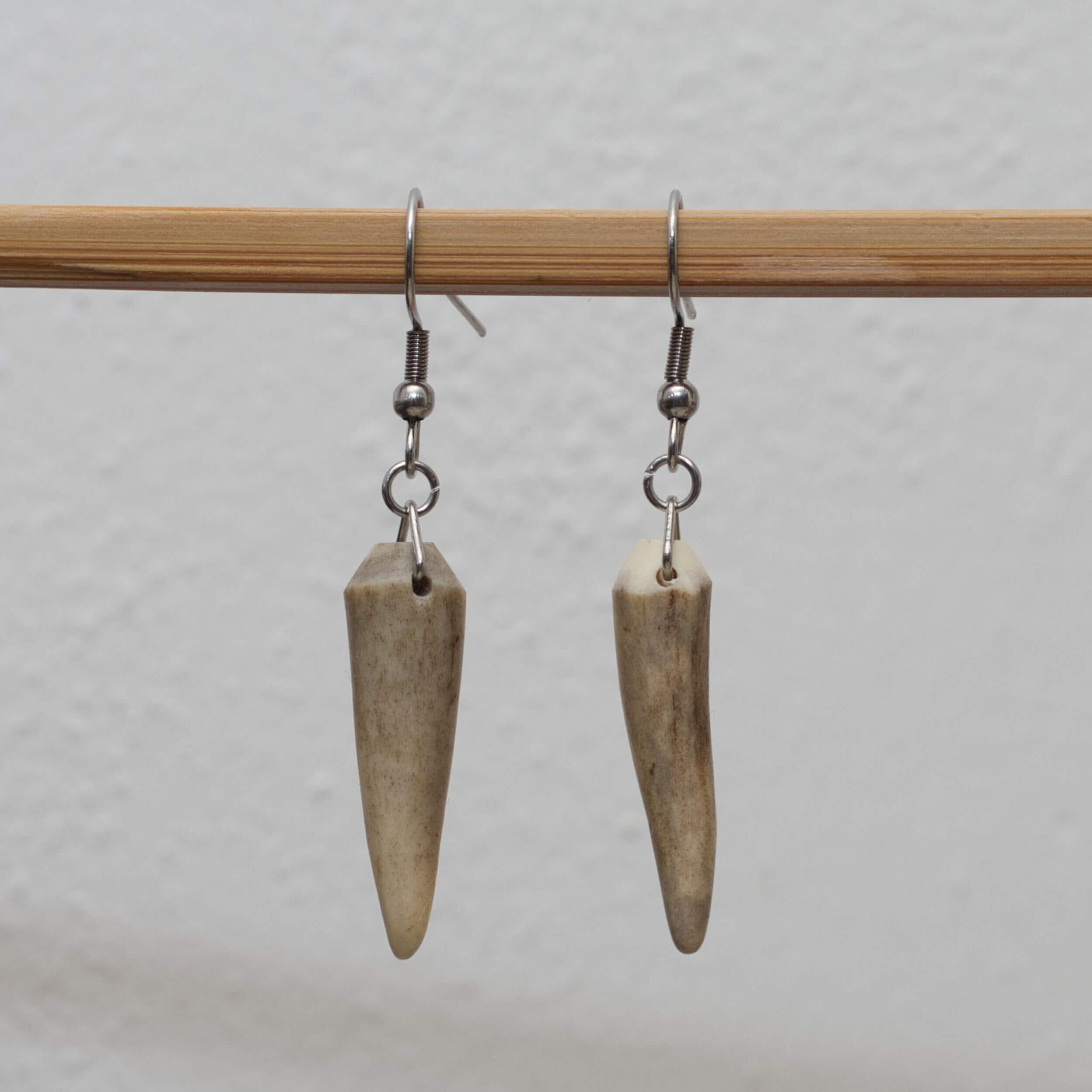 Hängeohrringe mit Geweihspitzen und Edelstahl, handgefertigt, elegant und einzigartig.