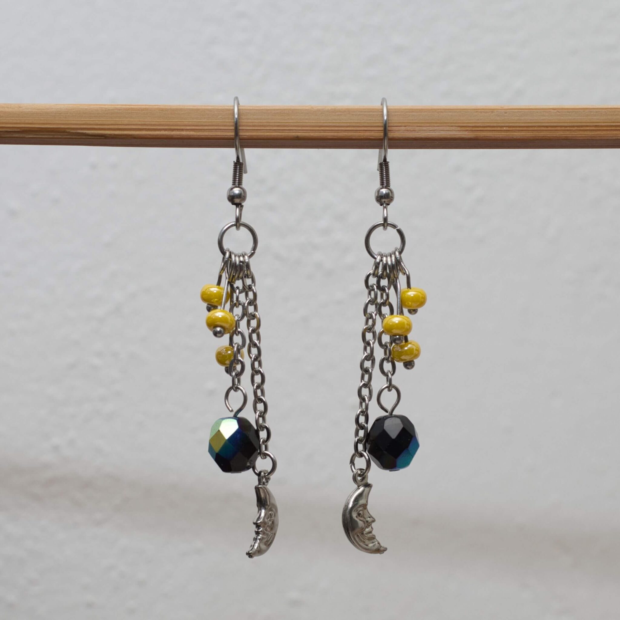 Handgefertigte Hängeohrringe ‚Starry Night‘ aus Edelstahl und böhmischen Glasperlen mit silbernem Halbmond und blau-gelben Perlen.