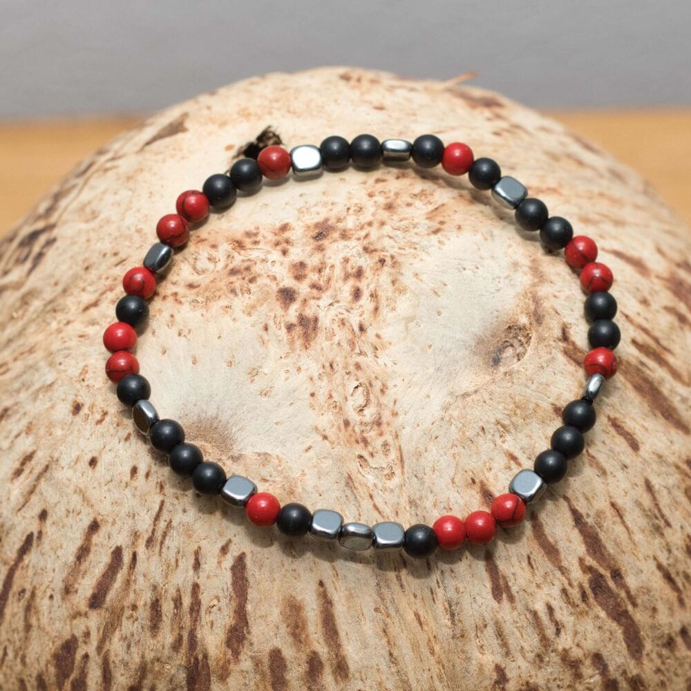 Das minimalistische Armband vereint die harmonische Kraft von Hämatit, rotem Howlith ) und Onyx.