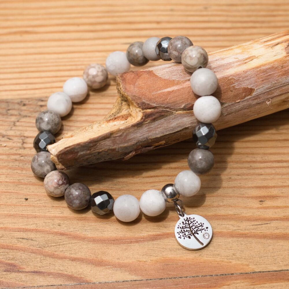 Damen-Armband aus Maifan-Stein, mattem weißen Achat & Hämatit mit Baum des Lebens Anhänger