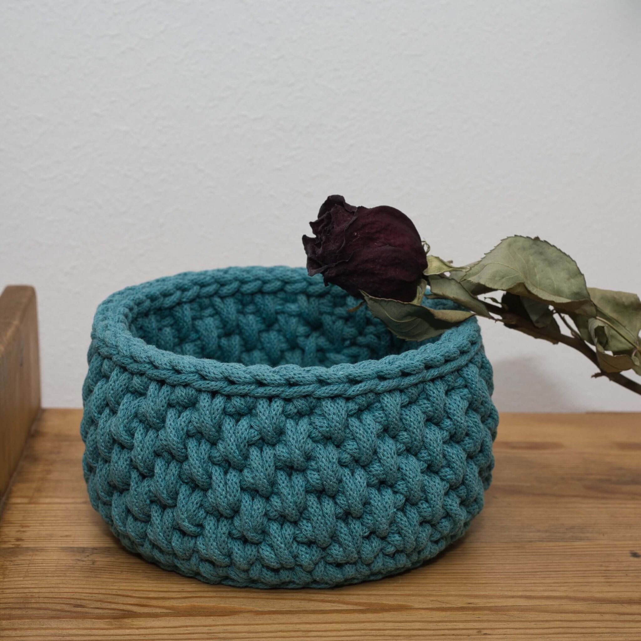 Runder gehäkelter Korb in blauer Farbe, handgemachter Aufbewahrungskorb für Badezimmer, Wohnzimmer oder Kinderzimmer, dekorativer Organizer