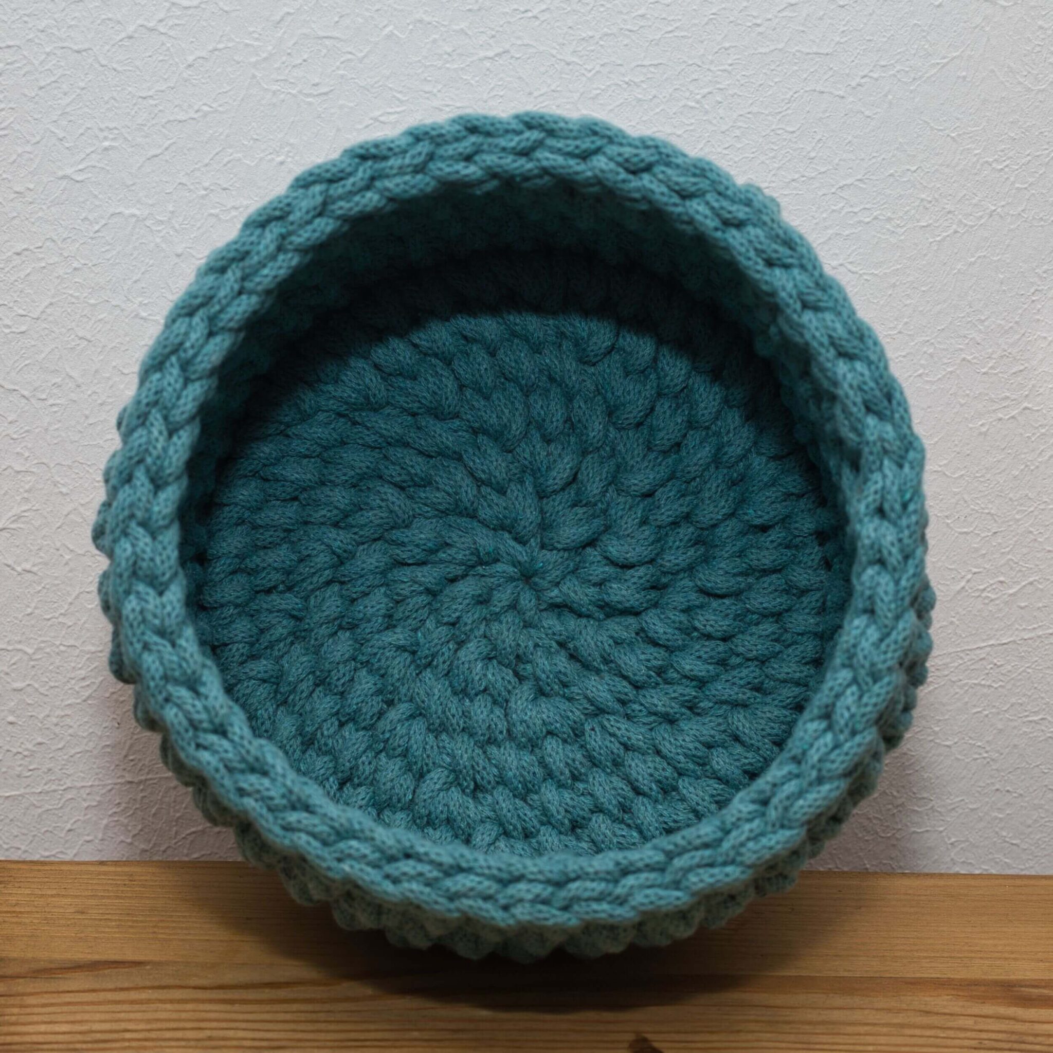 Runder gehäkelter Korb in blauer Farbe, handgemachter Aufbewahrungskorb für Badezimmer, Wohnzimmer oder Kinderzimmer, dekorativer Organizer