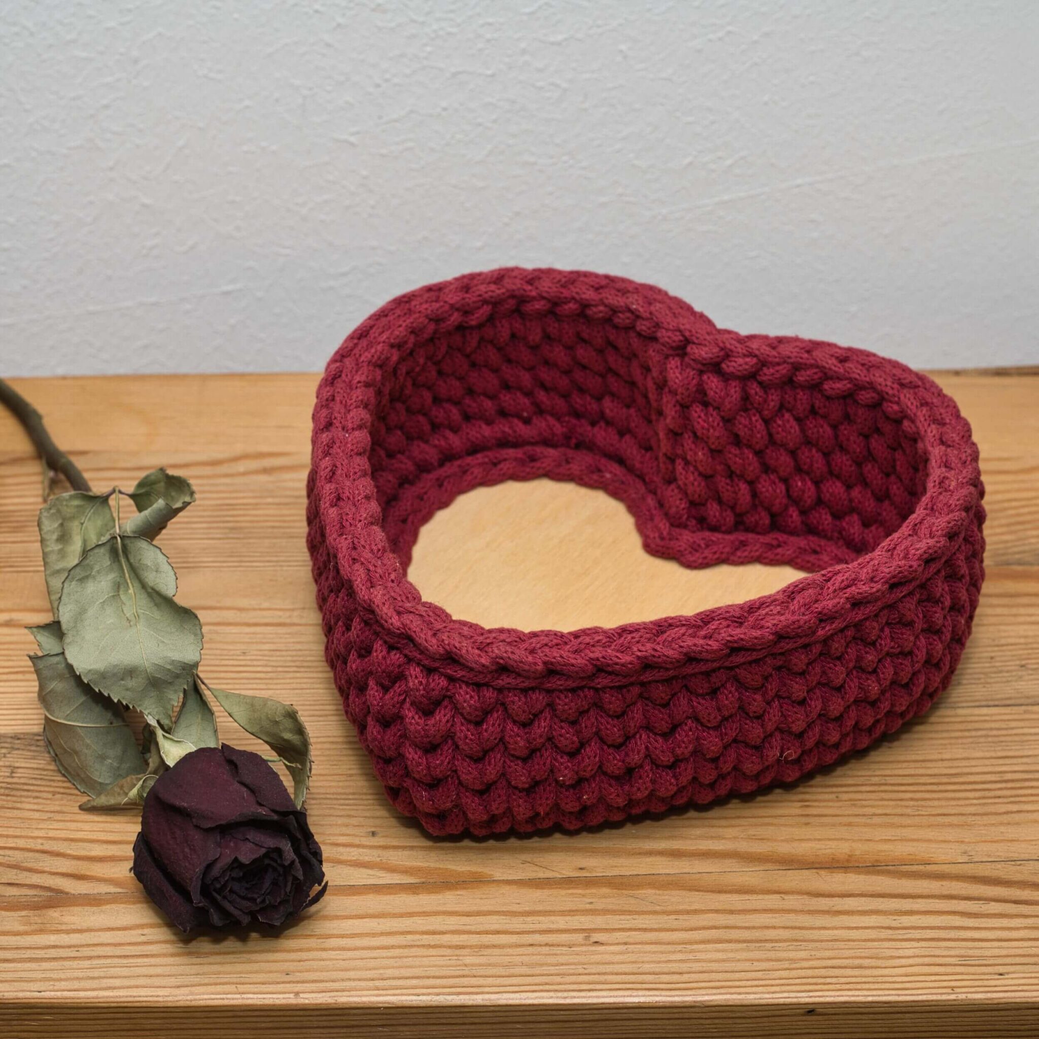 Herzförmiger gehäkelter Korb in weinroter Farbe mit Holzboden, handgemachter Aufbewahrungskorb in Herzform für Schmuck, Dekoration oder kleine Gegenstände