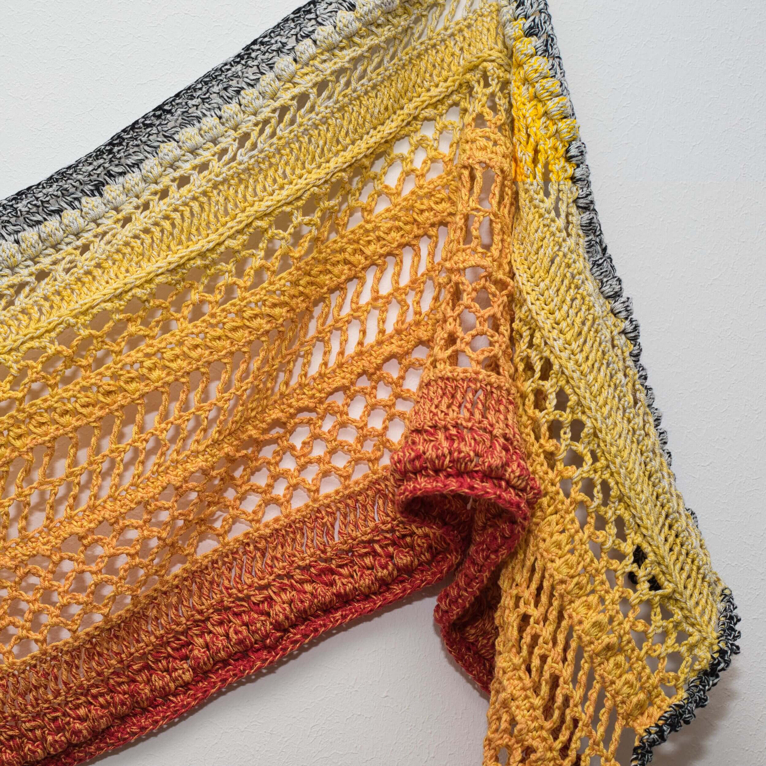 Gehäkelter Schal mit Farbverlauf in Gelb Orange Rot aus Bio Baumwolle im Boho Stil