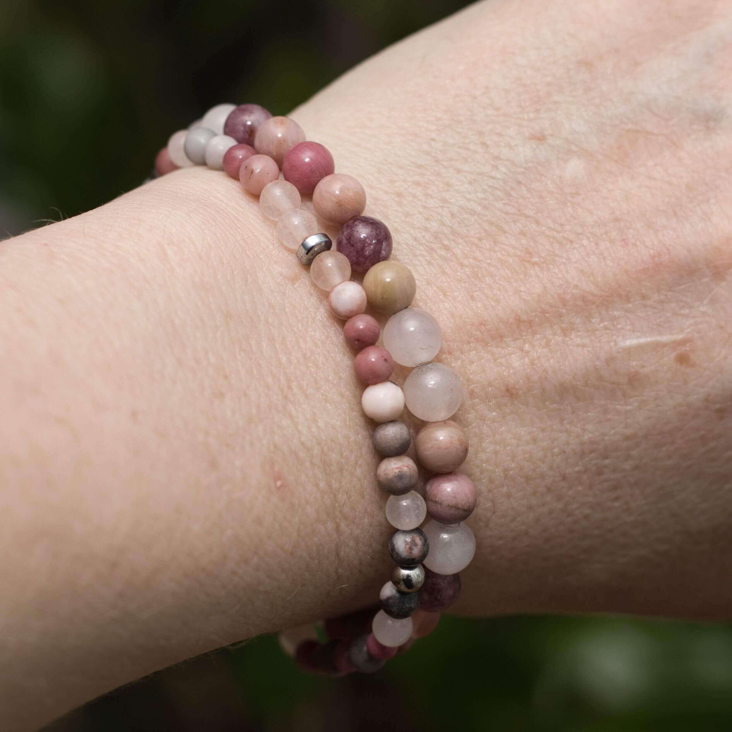 Rosa Edelstein Armband mit Lepidolith, Rosenquarz, Rhodonit und Turmalin aus 6 mm Perlen