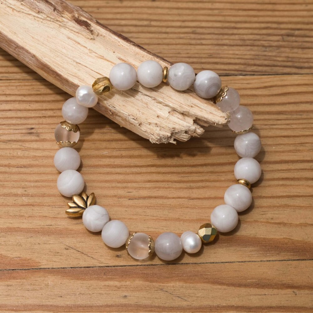 Handgefertigtes Armband mit Crazy Lace Achat, weißem Achat, Süßwasserperlen und goldenen Akzenten