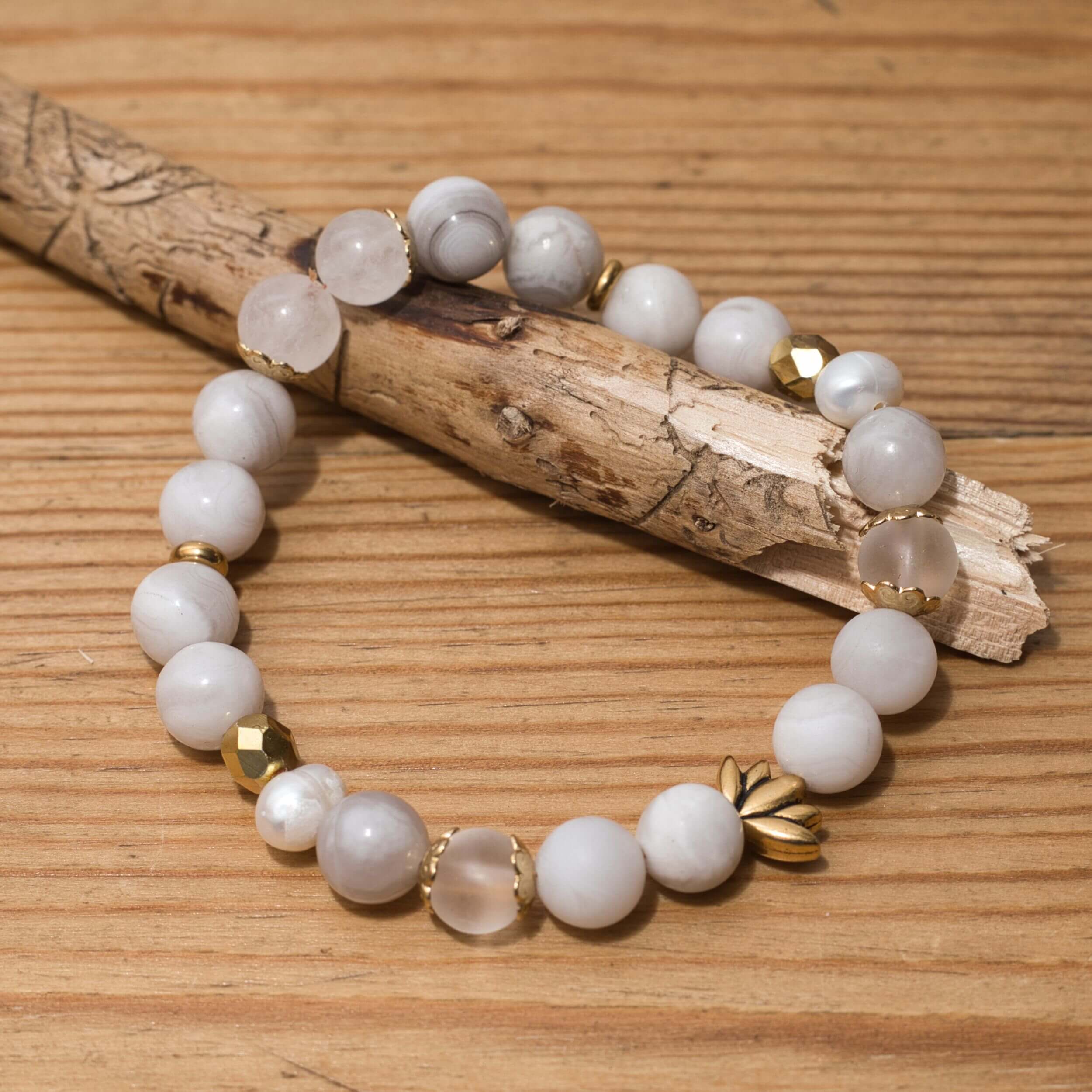Handgefertigtes Armband mit Crazy Lace Achat, weißem Achat, Süßwasserperlen und goldenen Akzenten