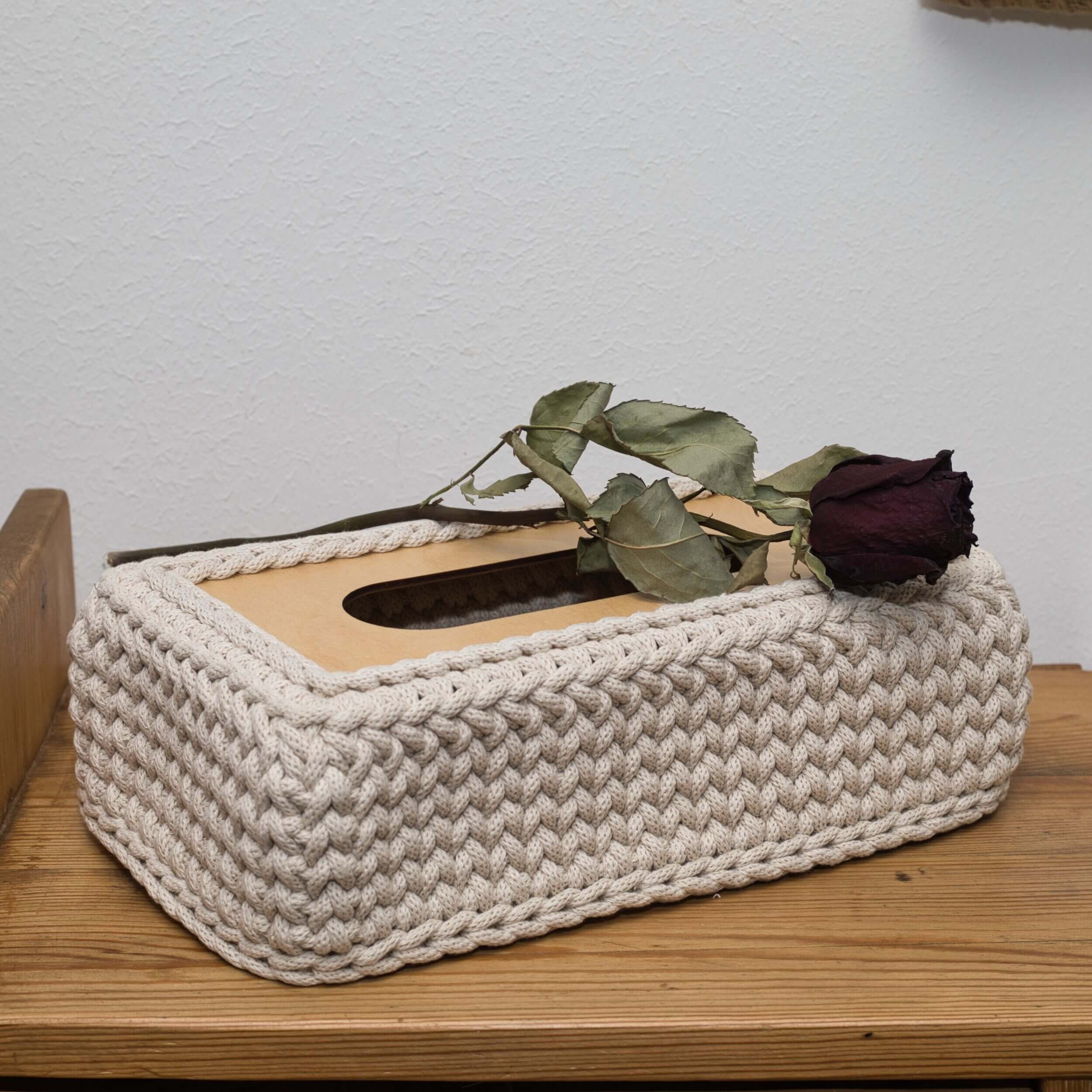 Taschentuchbox Hülle handgemacht mit Holz und gehäkelter Naturkordel