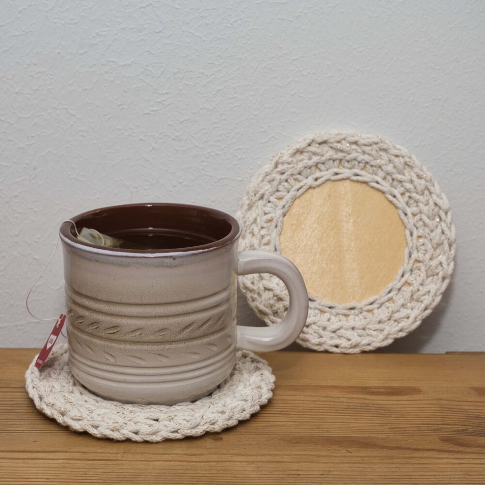 Set aus 2 gehäkelten Untersetzern aus Sperrholz mit Baumwollkordel und goldenen Details im Boho Stil