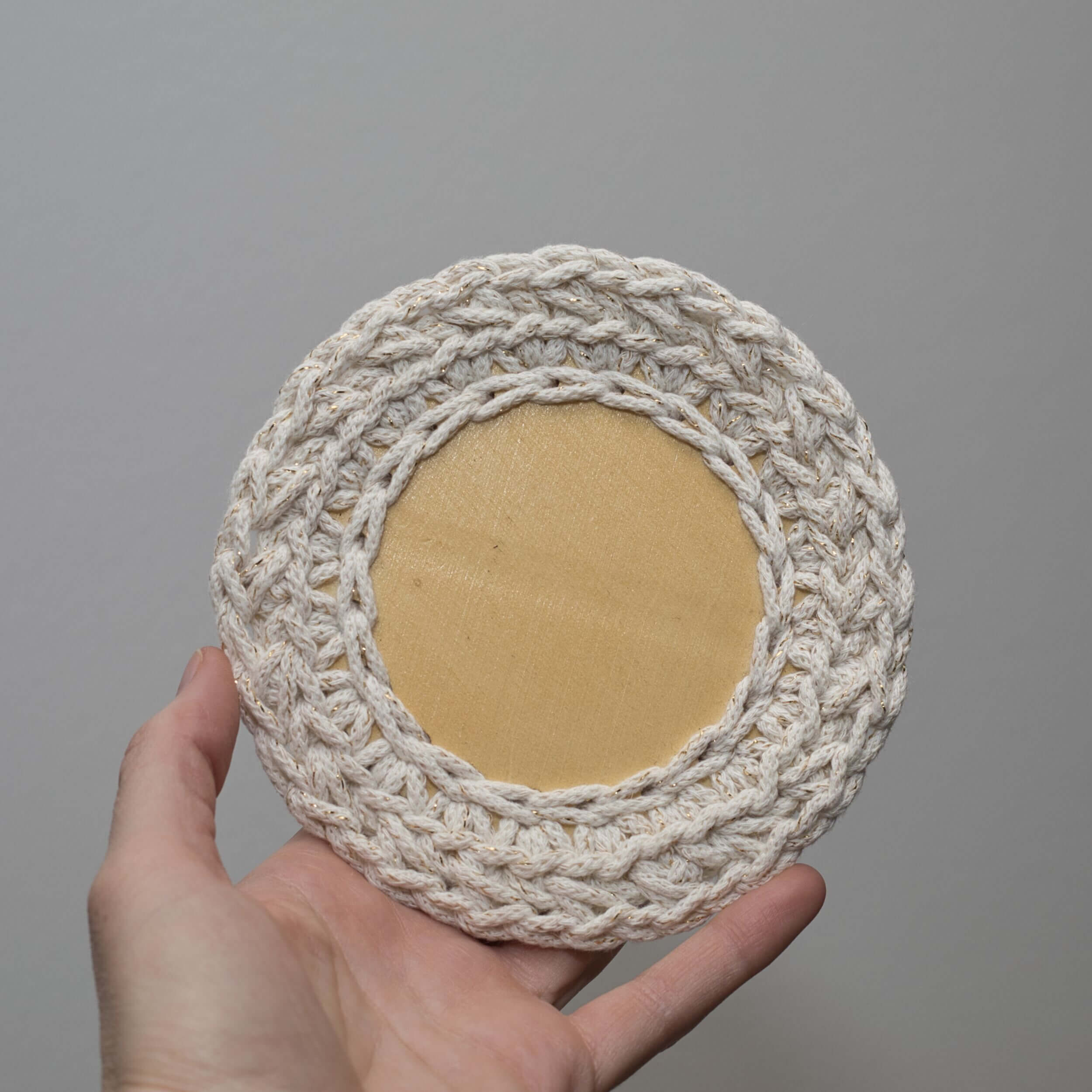 Set aus 2 gehäkelten Untersetzern aus Sperrholz mit Baumwollkordel und goldenen Details im Boho Stil