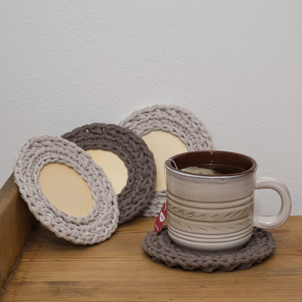 Set aus 4 gehäkelten Untersetzern aus Sperrholz umwickelt mit recycelter Baumwollkordel im Boho Stil