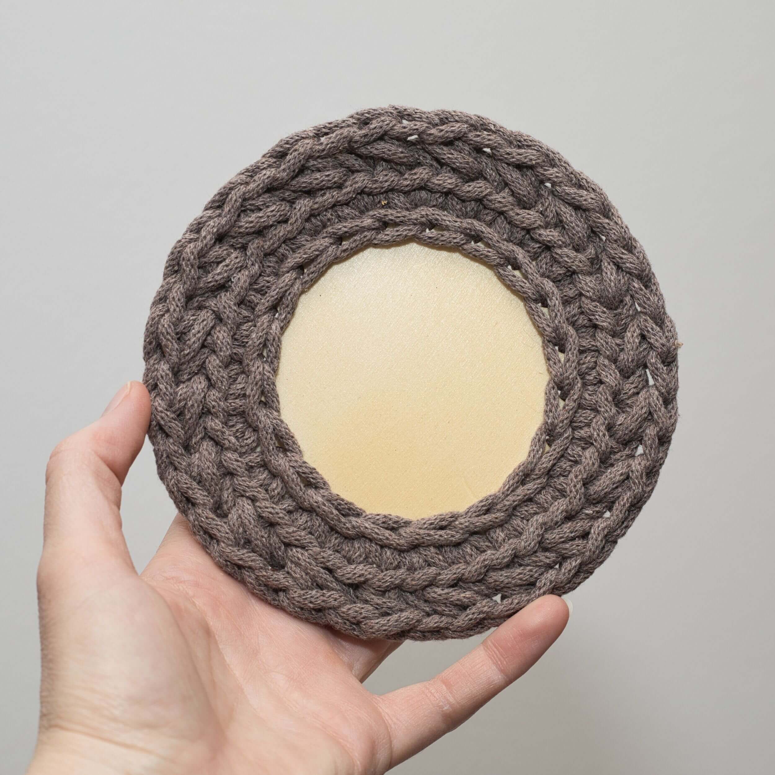 Set aus 4 gehäkelten Untersetzern aus Sperrholz umwickelt mit recycelter Baumwollkordel im Boho Stil