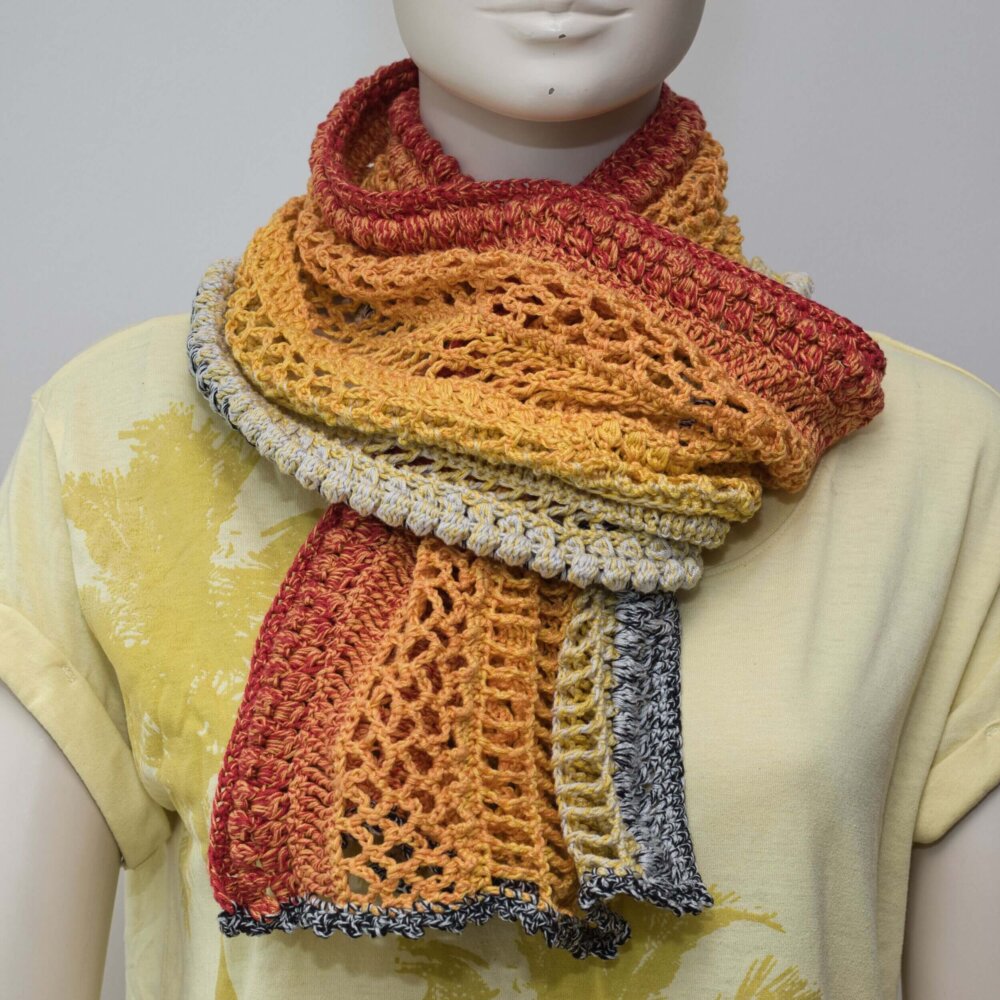 Gehäkelter Schal mit Farbverlauf in Gelb Orange Rot aus Bio Baumwolle im Boho Stil