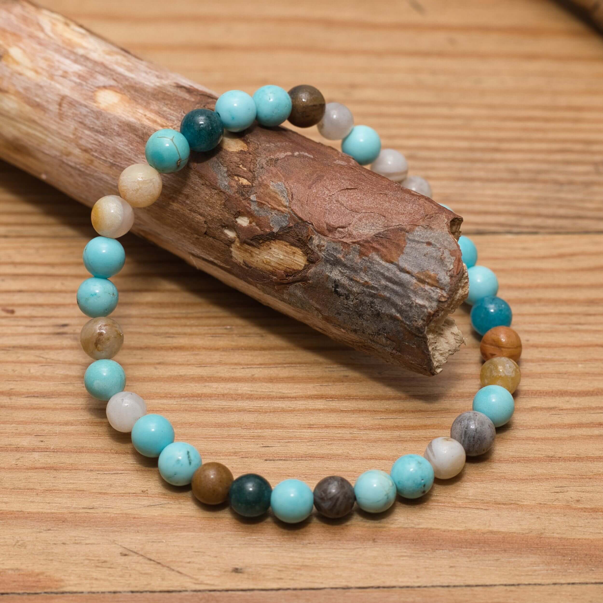 Handgefertigtes Naturstein Armband mit Bamboo Leaf Achat, Turquenit und Apatit in erdigen und blauen Tönen