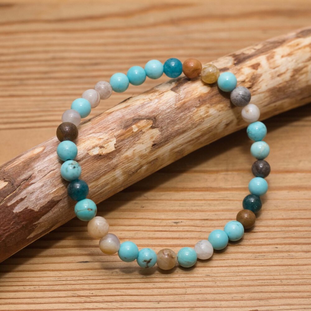 Handgefertigtes Naturstein Armband mit Bamboo Leaf Achat, Turquenit und Apatit in erdigen und blauen Tönen