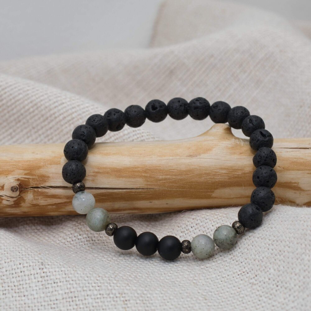 Handgefertigtes Armband mit Labradorit, Lavastein, Onyx und Glasperlen