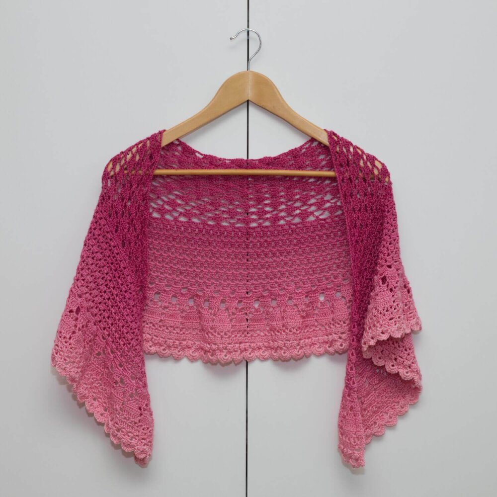 Gehäkeltes halbrundes Tuch in rosa Ombre Farbverlauf mit weichem Fall