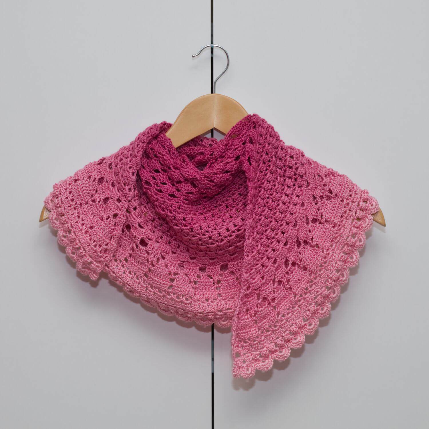 Gehäkeltes halbrundes Tuch in rosa Ombre Farbverlauf mit weichem Fall