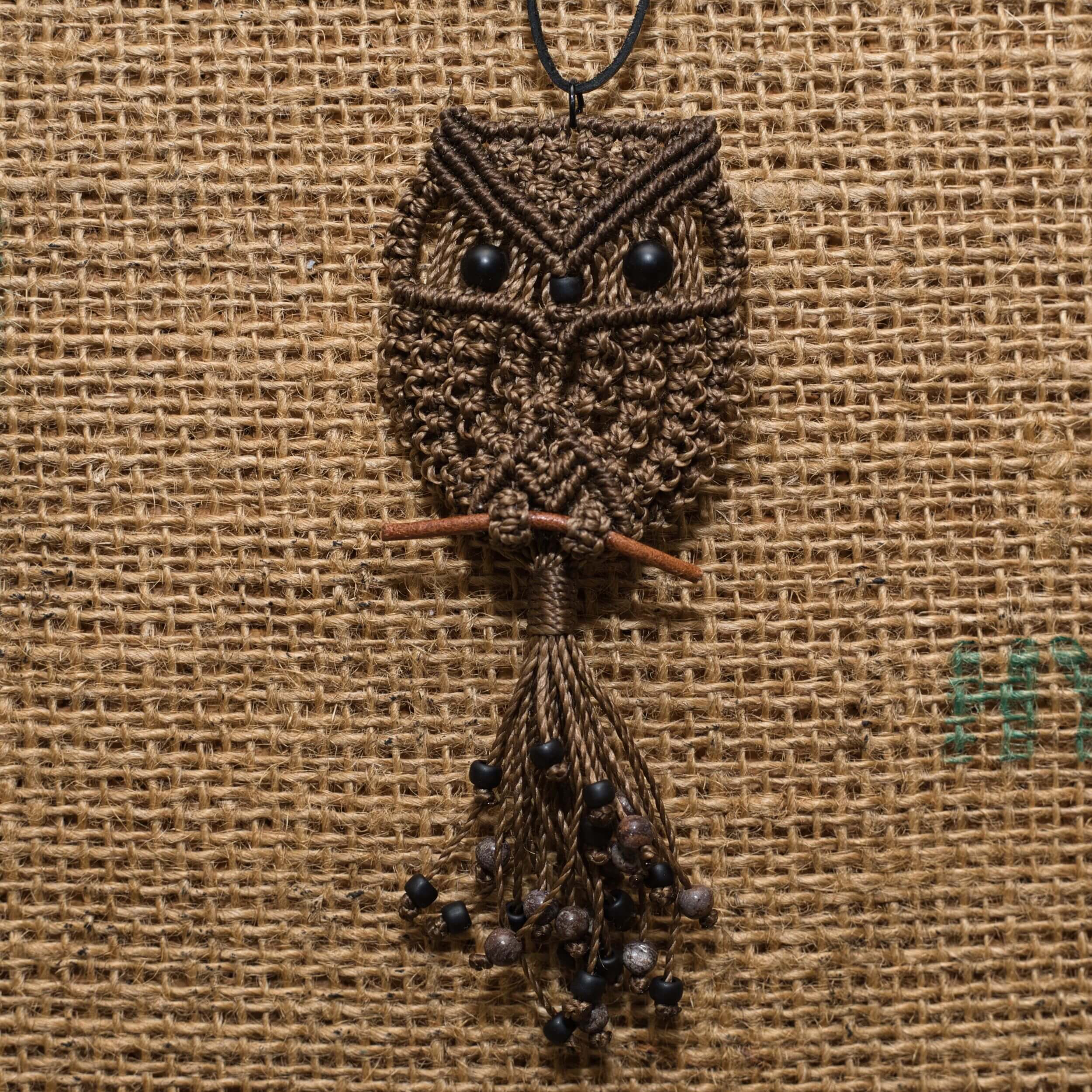 Handgemachte Makramee Eulenkette mit Onyx Augen und brauner Kordel im Boho Stil