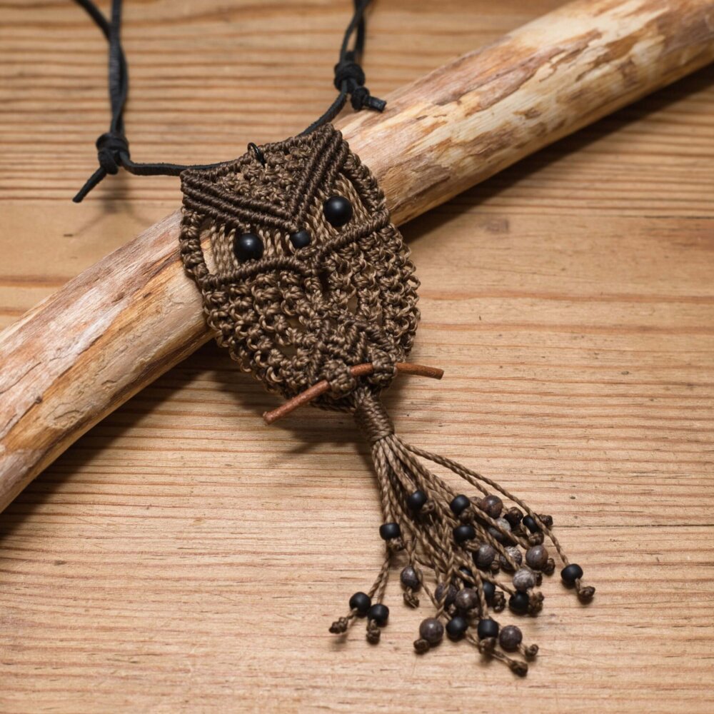 Handgemachte Makramee Eulenkette mit Onyx Augen und brauner Kordel im Boho Stil