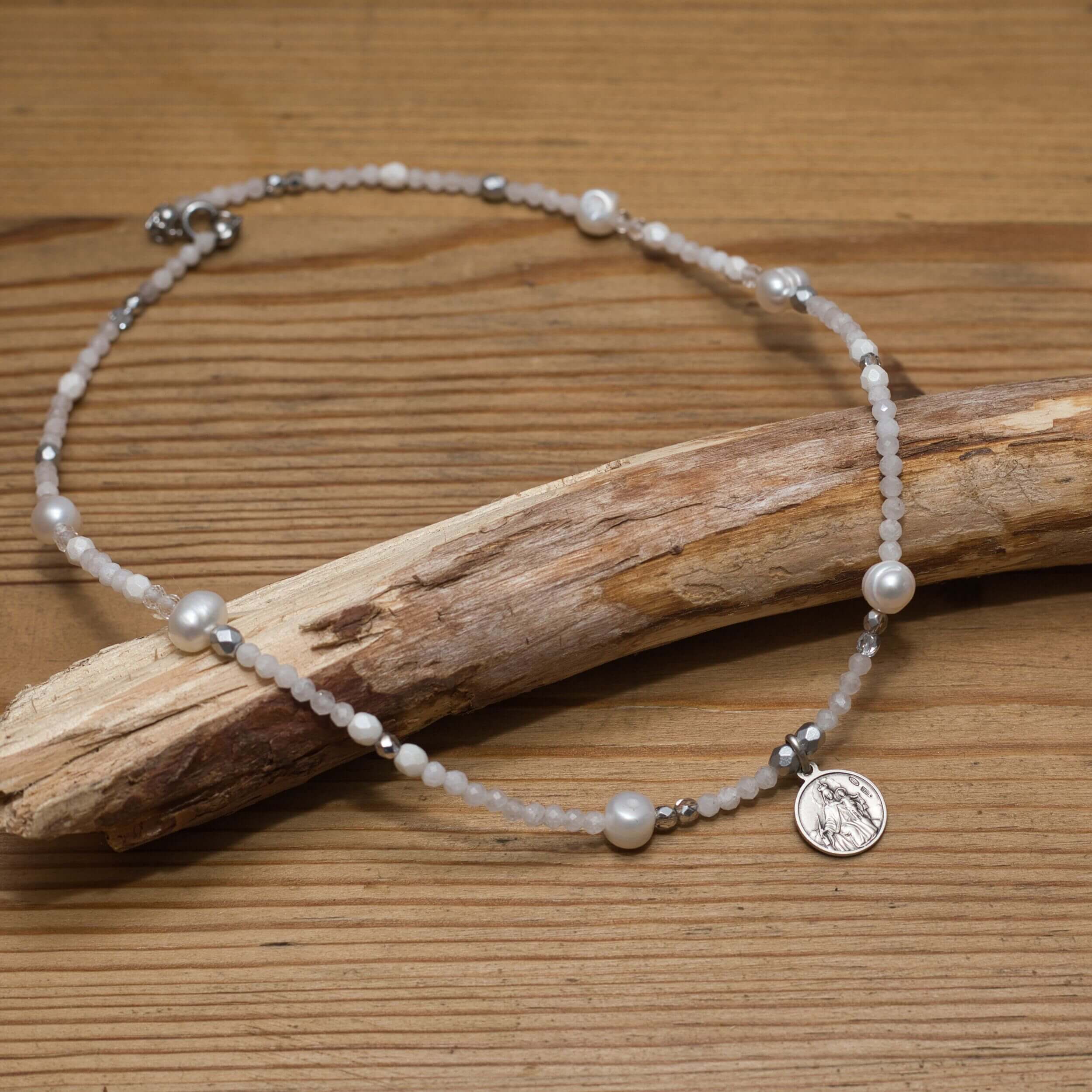 Minimalistische handgefertigte Halskette mit 925 Silber Medaille, Jade und Süßwasserperlen