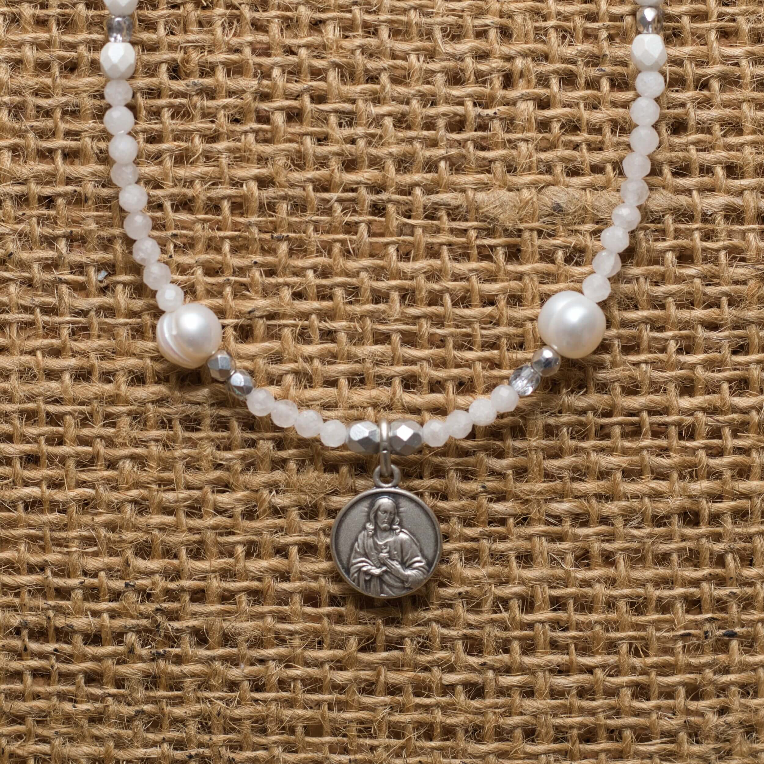 Minimalistische handgefertigte Halskette mit 925 Silber Medaille, Jade und Süßwasserperlen