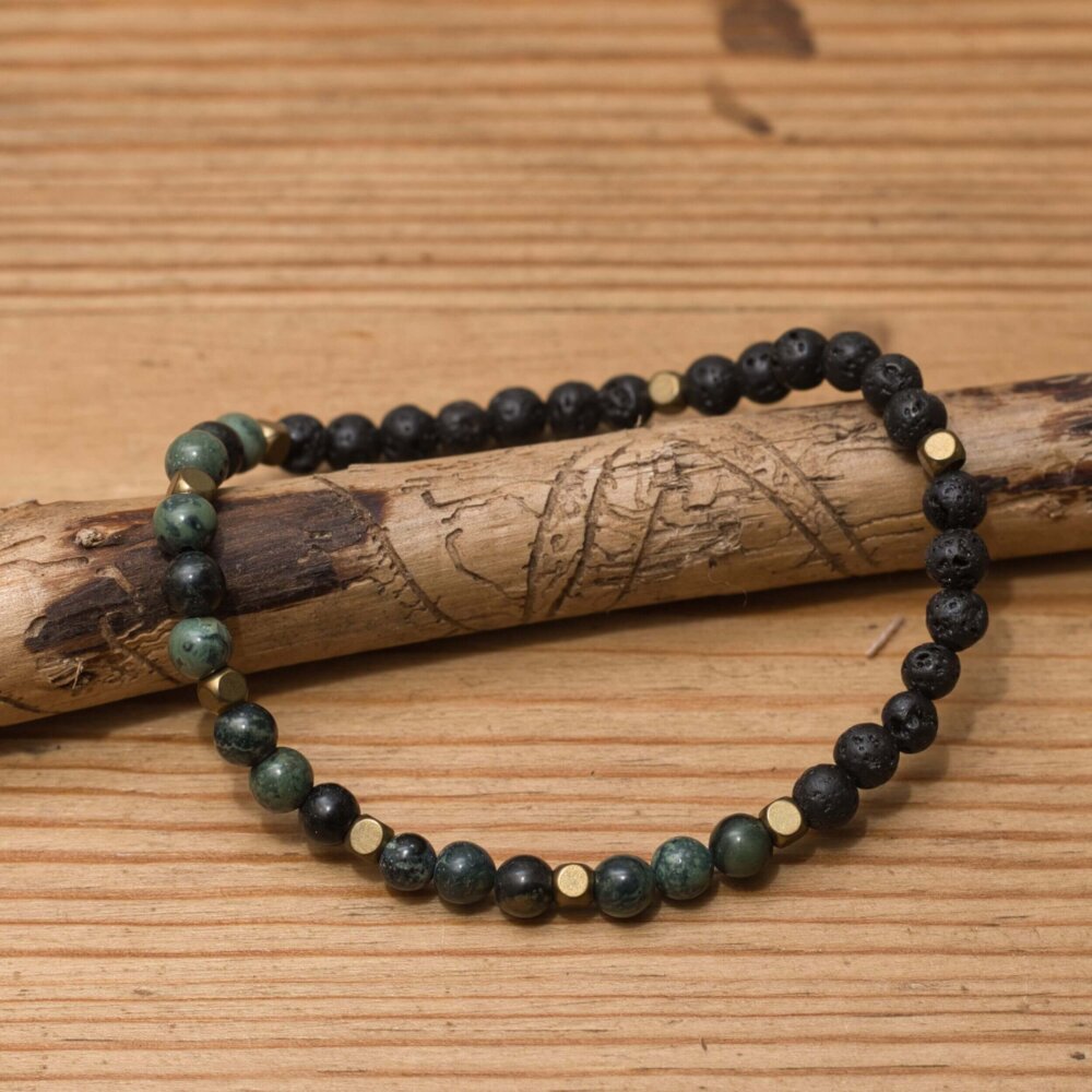 Handgefertigtes Kambaba-Jaspis-Armband mit kleinen schwarzen Lavasteinperlen